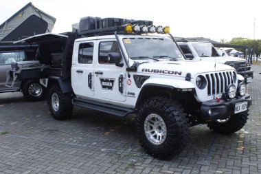 Pasay, PH-13 - 13 Aralık 2025 tarihinde Filipinler 'in Pasay kentinde Tampon 2 Araba Fuarı' nda Jeep gladyatörü. Bumper 2 Bumper, Filipinler 'de düzenlenen bir otomobil fuarıdır..