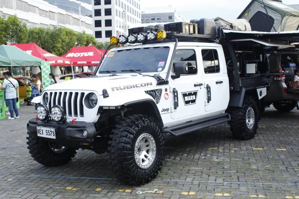 Pasay, PH-13 - 13 Aralık 2025 tarihinde Filipinler 'in Pasay kentinde Tampon 2 Araba Fuarı' nda Jeep gladyatörü. Bumper 2 Bumper, Filipinler 'de düzenlenen bir otomobil fuarıdır..