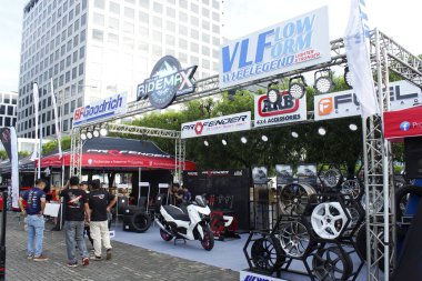 Pasay, PH-13 - Bumper 2 Tampon Araba Fuarı 'nda Ridemax standı 13 Aralık 2025, Pasay, Filipinler. Bumper 2 Bumper, Filipinler 'de düzenlenen bir otomobil fuarıdır..