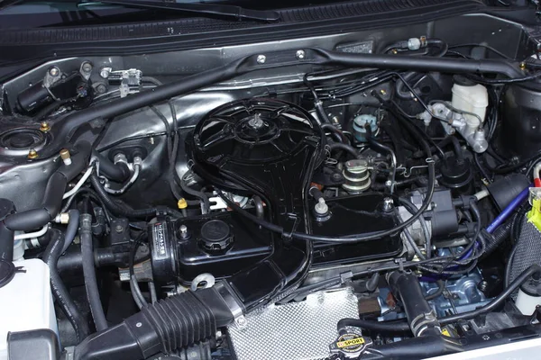 Pasay, PH-13 - Toyota corolla motoru Bumper 2 Tampon Araba Fuarı 'nda 13 Aralık 2025, Pasay, Filipinler. Bumper 2 Bumper, Filipinler 'de düzenlenen bir otomobil fuarıdır..