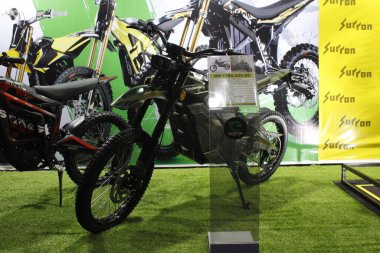 Pasay, PH-NOV 8 - Surron caofen f80, 8 Kasım 2025, Pasay, Filipinler. Philconstruct, Filipinler 'de yıllık bir inşaat fuarıdır..