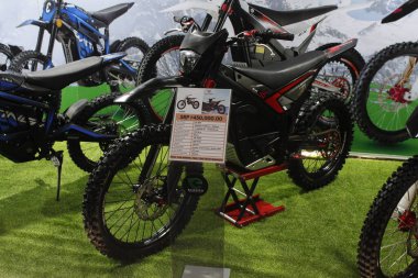 Pasay, PH-NOV 8 - Surron arktik leopar ex 800, 8 Kasım 2025, Pasay, Filipinler. Philconstruct, Filipinler 'de yıllık bir inşaat fuarıdır..