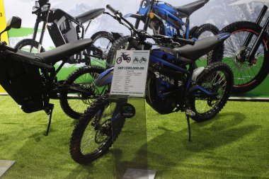 Pasay, PH-NOV 8 - Surron talaria sting r mx4 8 Kasım 2025 tarihinde Pasay, Filipinler 'de. Philconstruct, Filipinler 'de yıllık bir inşaat fuarıdır..