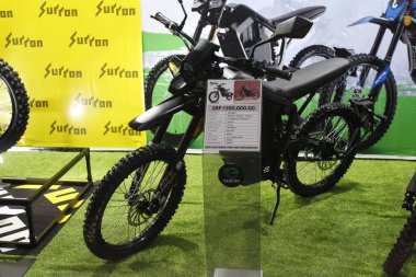 Pasay, PH-NOV 8 - Surron qj motor molinks 8 Kasım 2025 tarihinde Pasay, Filipinler 'de. Philconstruct, Filipinler 'de yıllık bir inşaat fuarıdır..