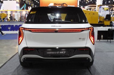 Pasay, PH-8 - Hongqi ehs7, 8 Kasım 2025, Pasay, Filipinler. Philconstruct, Filipinler 'de yıllık bir inşaat fuarıdır..