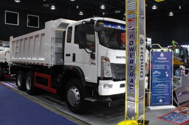 Pasay, PH-NOV 8 - 8 Kasım 2025 'te Philconstruct, Filipinler' deki Howo çöp kamyonu. Philconstruct, Filipinler 'de yıllık bir inşaat fuarıdır..