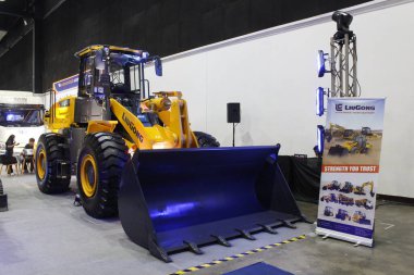 Pasay, PH-NOV 8 - Liugong 50cn tekerlek yükleyicisi 8 Kasım 2025 tarihinde Pasay, Filipinler 'de. Philconstruct, Filipinler 'de yıllık bir inşaat fuarıdır..