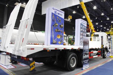 Pasay, PH-NOV 8 - Filipinler 'in Pasay şehrinde 8 Kasım 2025 tarihinde patlayan vinçle Sinotruk. Philconstruct, Filipinler 'de yıllık bir inşaat fuarıdır..