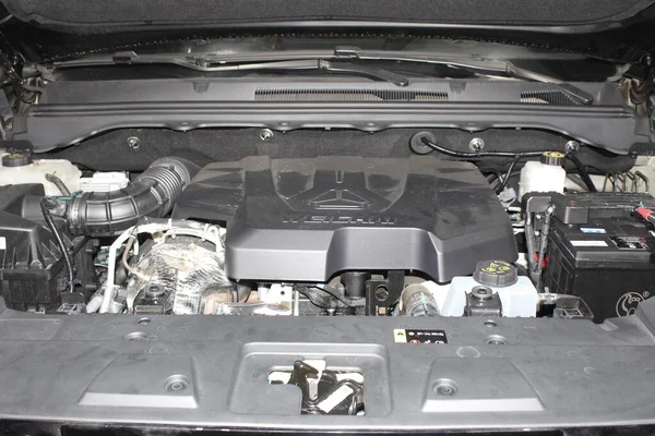 Pasay, PH-NOV 8 - Sinotruk bolden motor 8 Kasım 2025 tarihinde Pasay, Filipinler 'de. Philconstruct, Filipinler 'de yıllık bir inşaat fuarıdır..