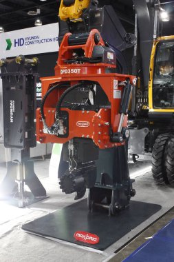 Pasay, PH-NOV 8 - Maxbrio dpd350t yığın sürücüsü 8 Kasım 2025 tarihinde Pasay, Filipinler 'de. Philconstruct, Filipinler 'de yıllık bir inşaat fuarıdır..
