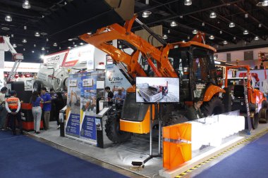 Pasay, PH-NOV 8 - Hitachi Shinrai Power kepçe doldurucusu 8 Kasım 2025 tarihinde Pasay, Filipinler 'de. Philconstruct, Filipinler 'de yıllık bir inşaat fuarıdır..