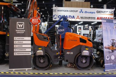 Pasay, PH-NOV 8 - Hamm HD 35 tandem roller 8 Kasım 2025 tarihinde Pasay, Filipinler 'de. Philconstruct, Filipinler 'de yıllık bir inşaat fuarıdır..