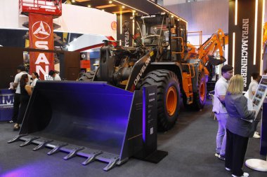 Pasay, PH - NOV 8 - Develon dl3207 Tekerlek Yükleyici 8 Kasım 2025 tarihinde Pasay, Filipinler 'de. Philconstruct, Filipinler 'de yıllık bir inşaat fuarıdır..