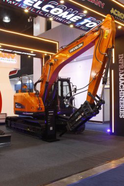 Pasay, PH-NOV 8 - Filipinler 'in Pasay şehrinde 8 Kasım 2025 tarihinde Philconstruct' ta Develon kazıcısı. Philconstruct, Filipinler 'de yıllık bir inşaat fuarıdır..