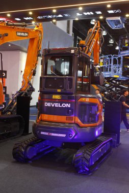 Pasay, PH-NOV 8 - Filipinler 'in Pasay şehrinde 8 Kasım 2025 tarihinde Philconstruct' ta Develon kazıcısı. Philconstruct, Filipinler 'de yıllık bir inşaat fuarıdır..