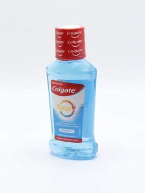 22 Şubat 2025 'te Manila, Filipinler' de Colgate toplam 12 profesyonel nane şekeri şişesi. Colgate, ABD 'de ABD markası olan bir ağız temizliği ürünüdür..