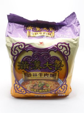 MANILA, PH - FEB 22 - Uni-President Man Han Da Can 22 Şubat 2025 tarihinde Manila, Filipinler 'de et aromalı hazır erişte paketi.