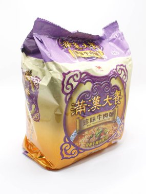 MANILA, PH - FEB 22 - Uni-President Man Han Da Can 22 Şubat 2025 tarihinde Manila, Filipinler 'de et aromalı hazır erişte paketi.