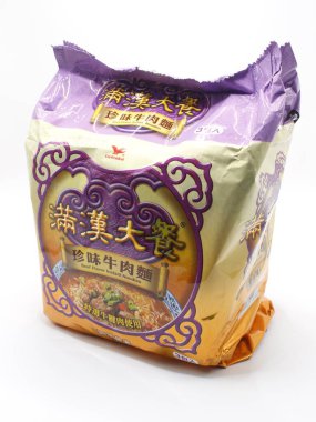 MANILA, PH - FEB 22 - Uni-President Man Han Da Can 22 Şubat 2025 tarihinde Manila, Filipinler 'de et aromalı hazır erişte paketi.