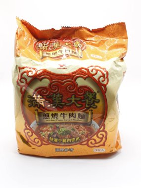 MANILA, PH - FEB 22 - Uni-President Man Han Da Can 22 Şubat 2025 tarihinde Manila, Filipinler 'de sıcak erişte paketleri.