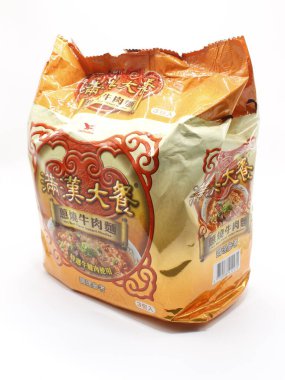 MANILA, PH - FEB 22 - Uni-President Man Han Da Can 22 Şubat 2025 tarihinde Manila, Filipinler 'de sıcak erişte paketleri.