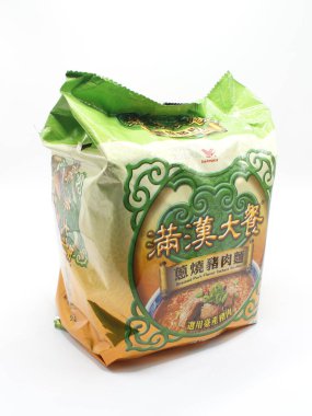 MANILA, PH - FEB 22 - Uni-President Man Han Da Can 22 Şubat 2025 tarihinde Manila, Filipinler 'de domuz aromalı hazır erişte paketi.