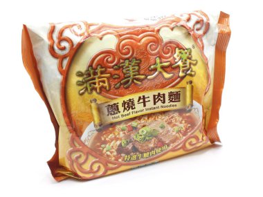 MANILA, PH - FEB 22 - Uni-President Man Han Da Can 22 Şubat 2025 tarihinde Manila, Filipinler 'de sıcak erişte paketleri.