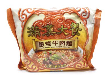 MANILA, PH - FEB 22 - Uni-President Man Han Da Can 22 Şubat 2025 tarihinde Manila, Filipinler 'de sıcak erişte paketleri.