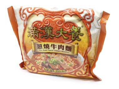 MANILA, PH - FEB 22 - Uni-President Man Han Da Can 22 Şubat 2025 tarihinde Manila, Filipinler 'de sıcak erişte paketleri.