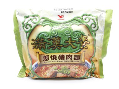 MANILA, PH - FEB 22 - Uni-President Man Han Da Can 22 Şubat 2025 tarihinde Manila, Filipinler 'de domuz aromalı hazır erişte paketi.