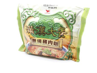 MANILA, PH - FEB 22 - Uni-President Man Han Da Can 22 Şubat 2025 tarihinde Manila, Filipinler 'de domuz aromalı hazır erişte paketi.