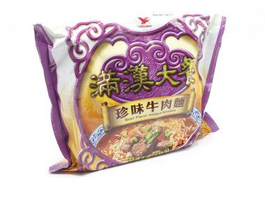 MANILA, PH - FEB 22 - Uni-President Man Han Da Can 22 Şubat 2025 tarihinde Manila, Filipinler 'de et aromalı hazır erişte paketi.