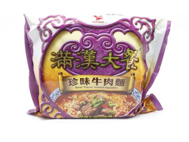 MANILA, PH - FEB 22 - Uni-President Man Han Da Can 22 Şubat 2025 tarihinde Manila, Filipinler 'de et aromalı hazır erişte paketi.