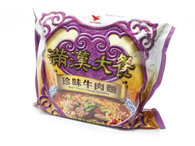 MANILA, PH - FEB 22 - Uni-President Man Han Da Can 22 Şubat 2025 tarihinde Manila, Filipinler 'de et aromalı hazır erişte paketi.