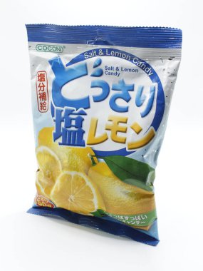 MANILA, PH - 22 Şubat 2025 tarihinde Manila, Filipinler 'de koko tuz ve limon şekeri paketi. Cocon, Japonya 'da bir şekerci..