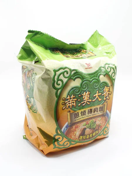 MANILA, PH - FEB 22 - Uni-President Man Han Da Can 22 Şubat 2025 tarihinde Manila, Filipinler 'de domuz aromalı hazır erişte paketi.