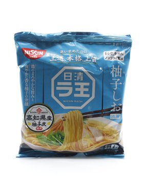 MANILA, PH - 22 Şubat - Nissin raoh yuzu tuzlu ramen 22 Şubat 2025 tarihinde Manila, Filipinler. Nissin, Japonya 'da ramen yapan bir erişte üreticisi..