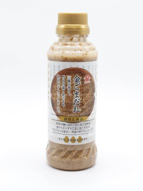 MANILA, PH - 22 Şubat - Fujijin altın susam sosu gomadare 22 Şubat 2025 tarihinde Manila, Filipinler 'de kızartılmış susam sosu.