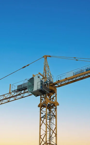 Grúa Construcción Sobre Fondo Aislado Del Cielo — Foto de Stock