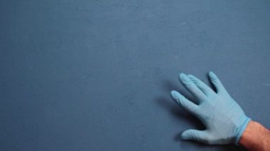 Mavi izole arka planda ameliyat eldiveni. Coronavirus 2019-nCoV. Covid 19.