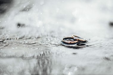 Su damlaları içinde altın alyans