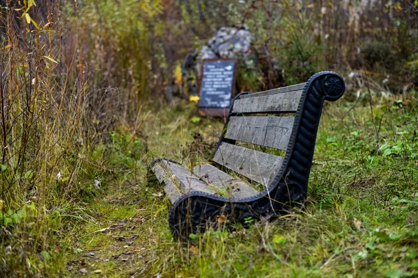 Старая скамейка — стоковое фото