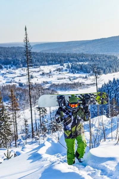 Сноубордист піднімається на пагорб — стокове фото