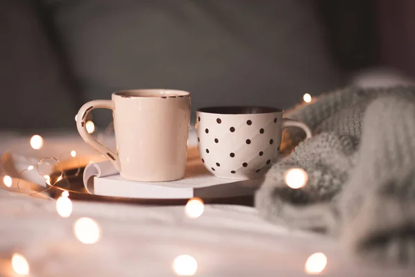 Twee Verschillende Kopjes Koffie Verblijven Open Boek Met Gebreide Trui — Stockfoto