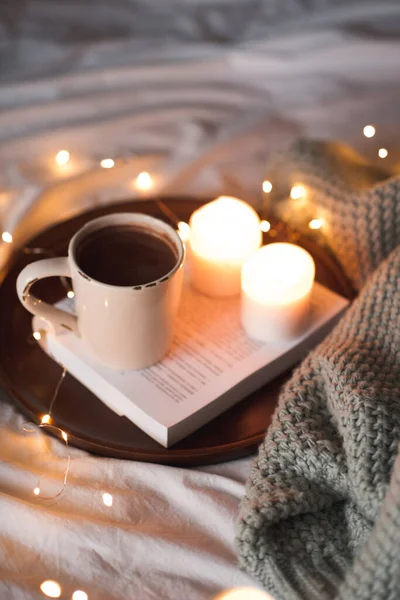 Чашка Гарячого Шоколаду Відкритій Книзі Палаючою Свічкою Язаним Светром Ліжку — стокове фото