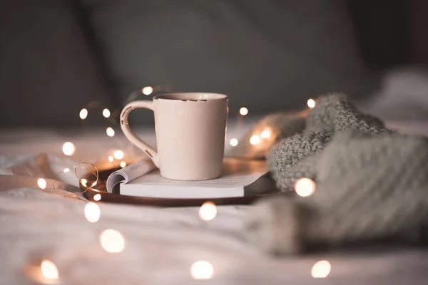 Kopje Koffie Open Boek Met Gebreide Trui Bed Close Goede Rechtenvrije Stockfoto's