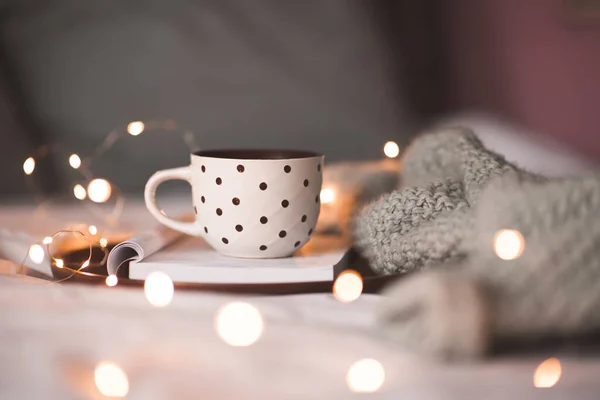 Kopje Koffie Verblijft Open Boek Met Gebreide Textiel Bed Close Stockafbeelding