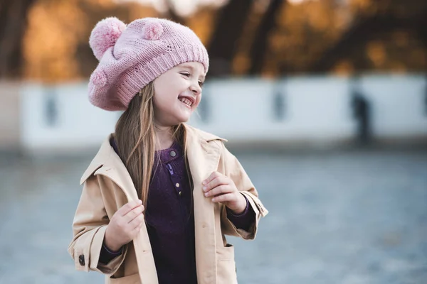 Bambina Ridente Anni Che Indossa Cappotto Cappello Maglia Strada Parco — Foto Stock
