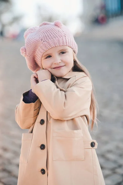 Lachende Schattige Baby Meisje Jaar Oud Dragen Gebreide Hoed Winter — Stockfoto