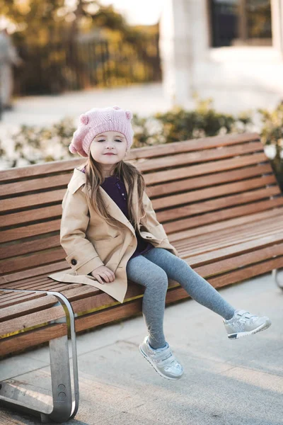 Stijlvol Meisje Van Jaar Oud Draagt Trendy Herfstjas Gebreide Muts — Stockfoto